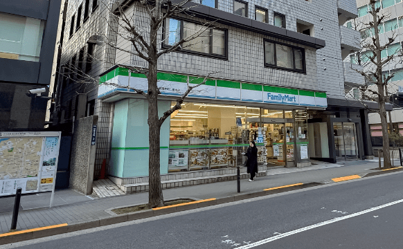 ファミリーマート 紀尾井町三番地店徒歩2分/約160m